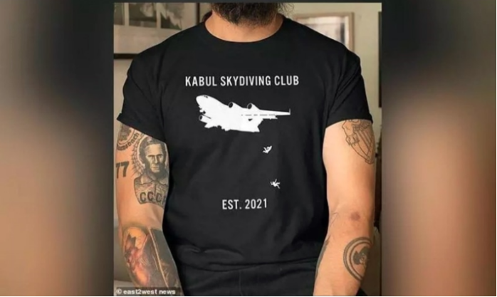 印有“KABUL SKYDIVING CLUB Est. 2021（喀布尔跳伞俱乐部）”字样的T恤